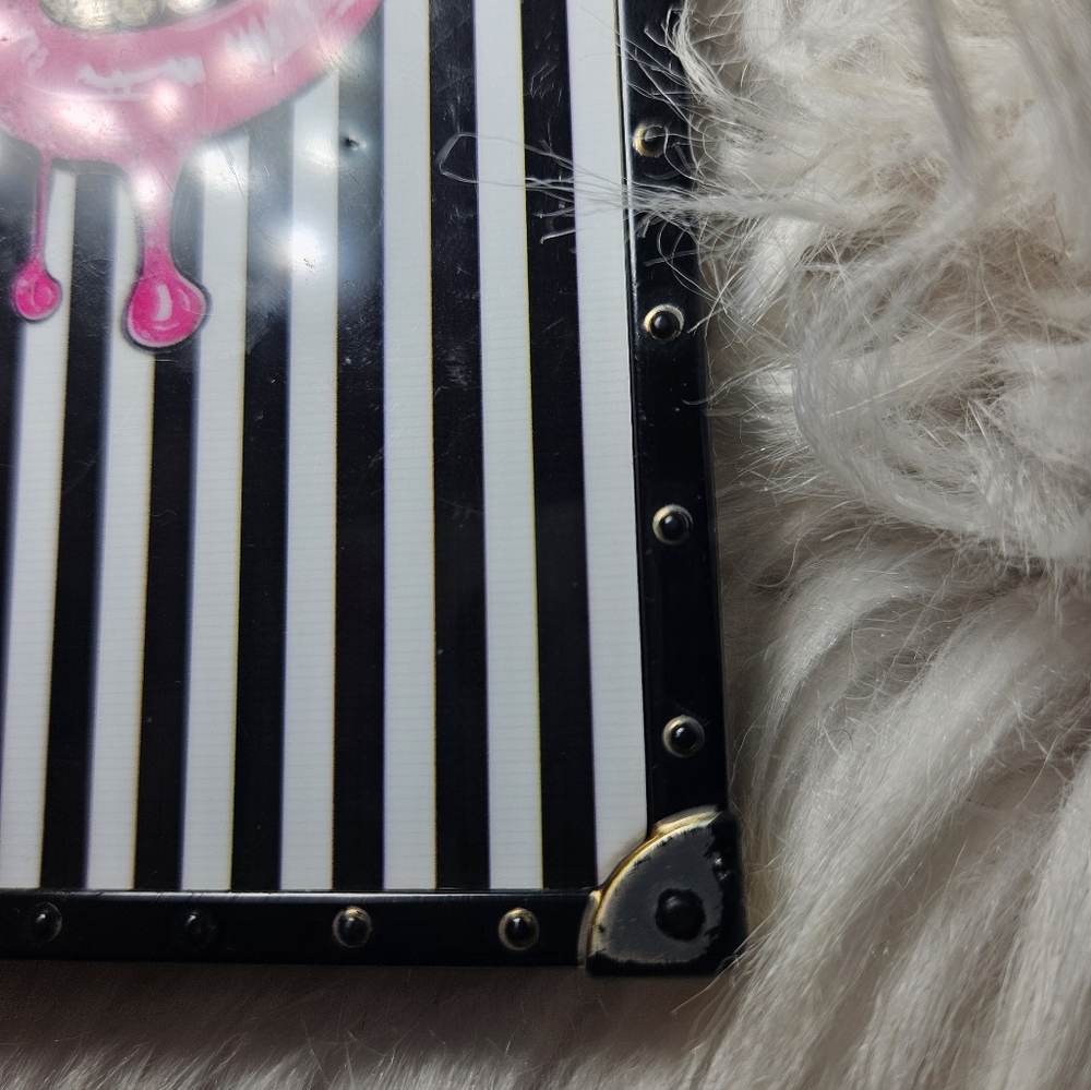 Galaxy S10 Case | Pink Dripping Lips Design | Striped Trunk-Style Phone Case - Picture 7 of 9